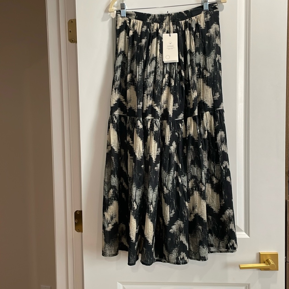 Ba&sh long skirt. Size 38.
Black and beige. Brand new.
